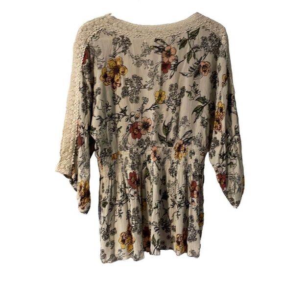 Coco & Jamieson crinkle rayon floral with lace layering blouse M. Lace trim - Picture 6 of 14